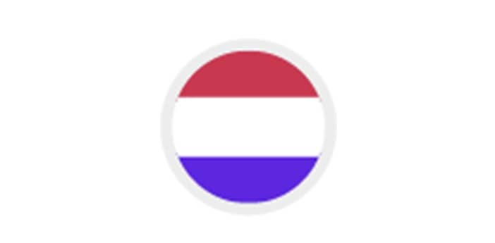 Auf weißem Hintergrund ist die Flagge der Niederlande in den Farben Rot, Weiß und Blau zu sehen.