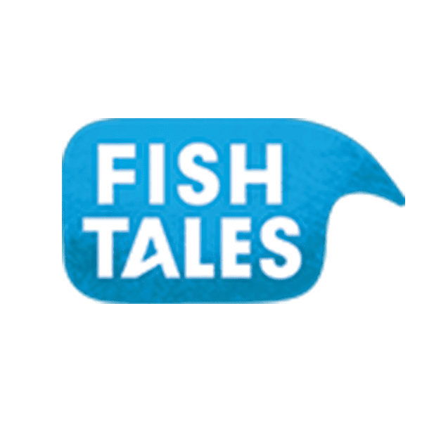 Fish Tales-logo met een groene achtergrond.